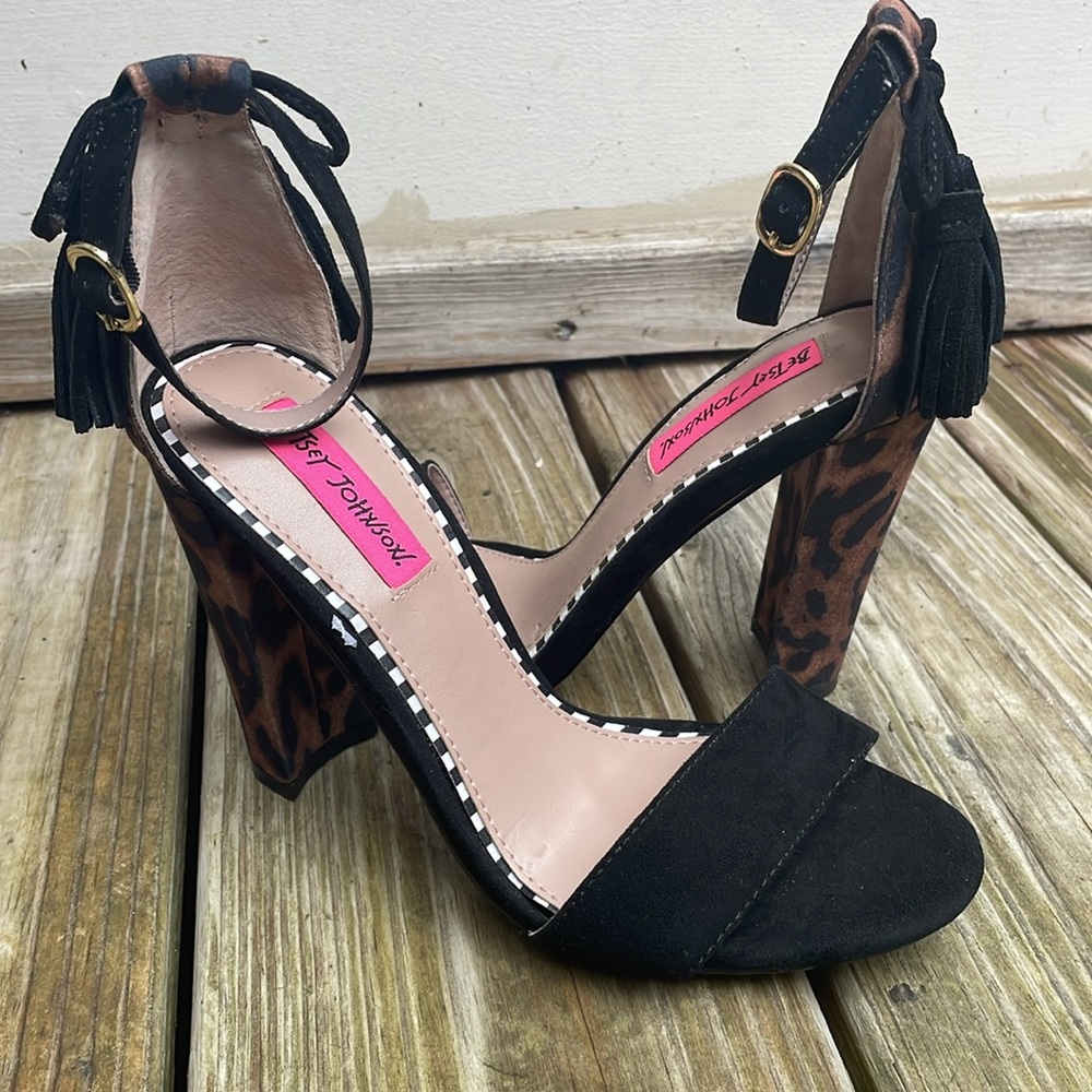 LIKE NEW- Betsey Johnson Rallo Leopard Block Heels  Size 7.5